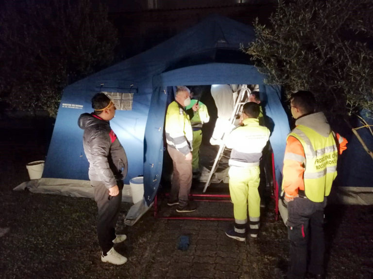 Roccapiemonte, la Protezione Civile installa una tenda pre-filtraggio