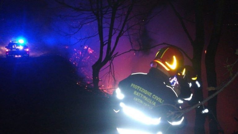 Battipaglia, ancora rifiuti in fiamme. Fermato un uomo