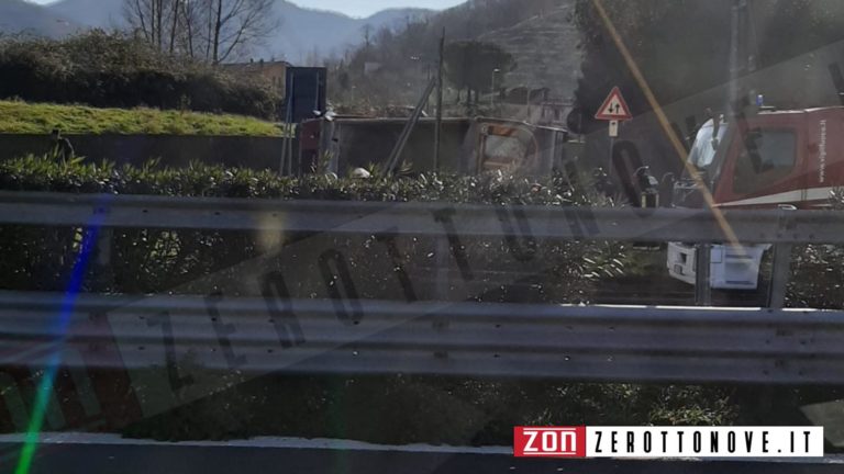 Incidente lungo il raccordo Salerno-Avellino: camion si ribalta all’uscita di Lancusi