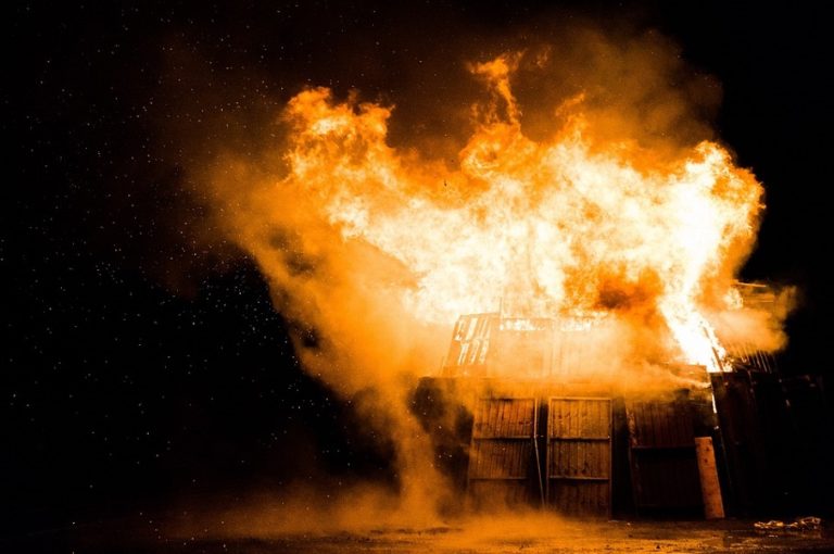 Incendio a Sarno, distrutti autocarri e rimorchi: si indaga sulla cause