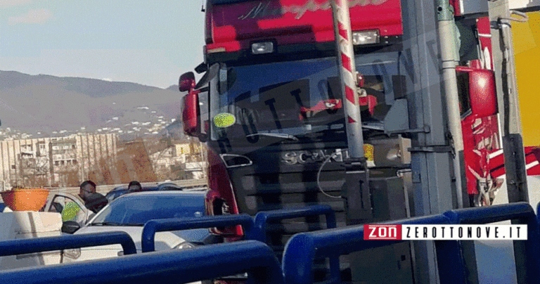 Incidente lungo l’autostrada A3 ai caselli di Nocera: auto si scontra con camion