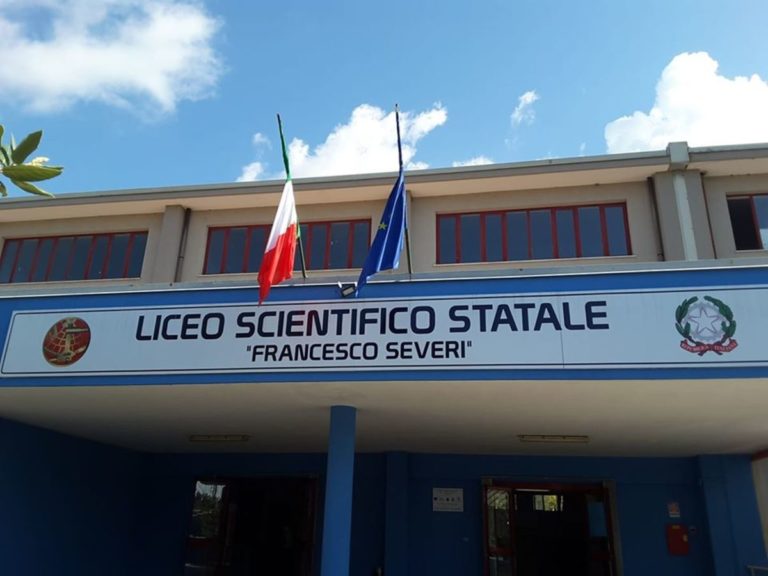 Salerno, maturità al liceo “Severi”: termoscanner e dispenser per gli studenti