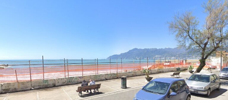 Salerno, Vigili sigillano le panchine sulla Lungomare