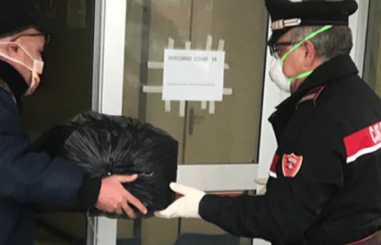 Scafati, Carabinieri consegnano effetti personali a paziente ricoverato per Covid