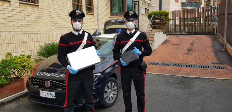 Sapri: carabinieri distribuiscono tablet e PC agli studenti