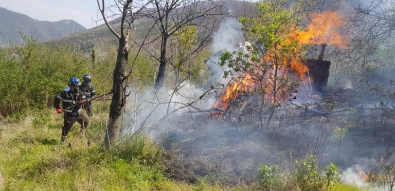 Siano: incendio sul monte Bosco Borbone, interviene la Croce Azzurra