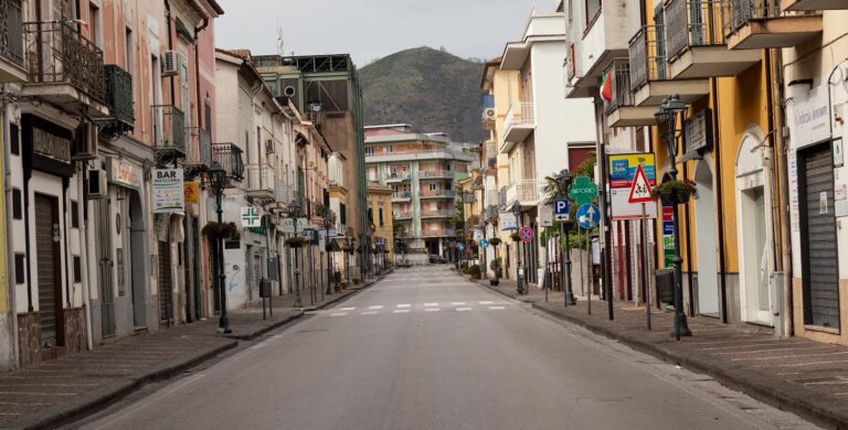 Un viaggio tra le strade deserte di Baronissi che è un inno alla speranza