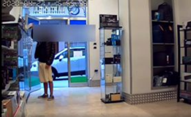 Vallo della Lucania, ripreso da telecamere mentre ruba in un negozio: il video sui social
