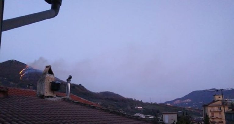 Giffoni Valle Piana, incendio boschivo: in fiamme il Monte Salvatore