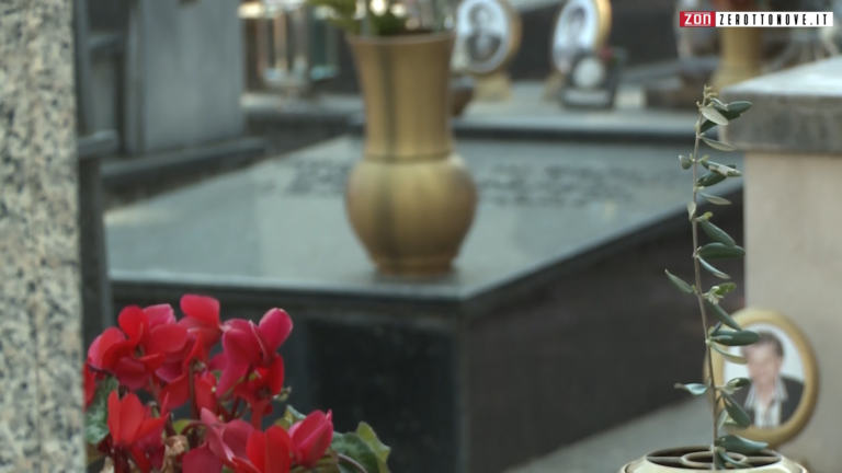 Battipaglia, la sindaca depone fiori al cimitero nel giorno di Pasqua