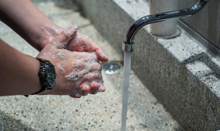 Vallo della Lucania, disinfettante per le mani ‘tarocco’: denunciati in due