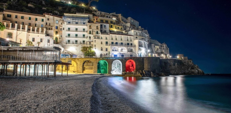 Amalfi: il tricolore messaggio di speranza per l’emergenza Covid 19