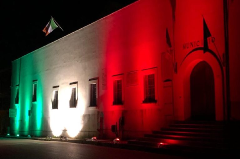 Montecorvino Pugliano, il tricolore illumina la sede del Comune