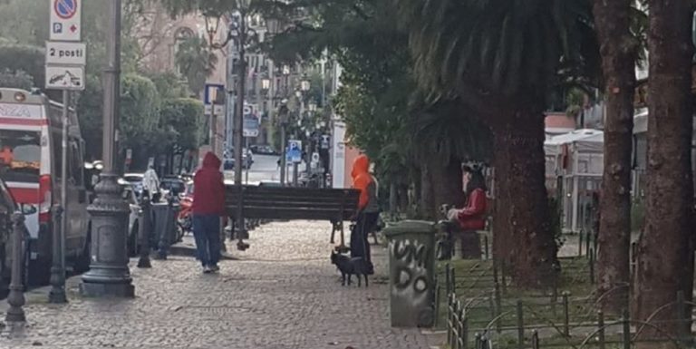 Furto a Salerno: rubano una panchina di fronte alla Questura