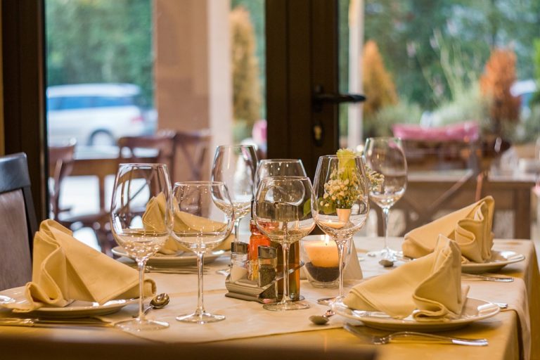 Regione Campania, ripartono ristoranti ed altri locali: orari e linee guida