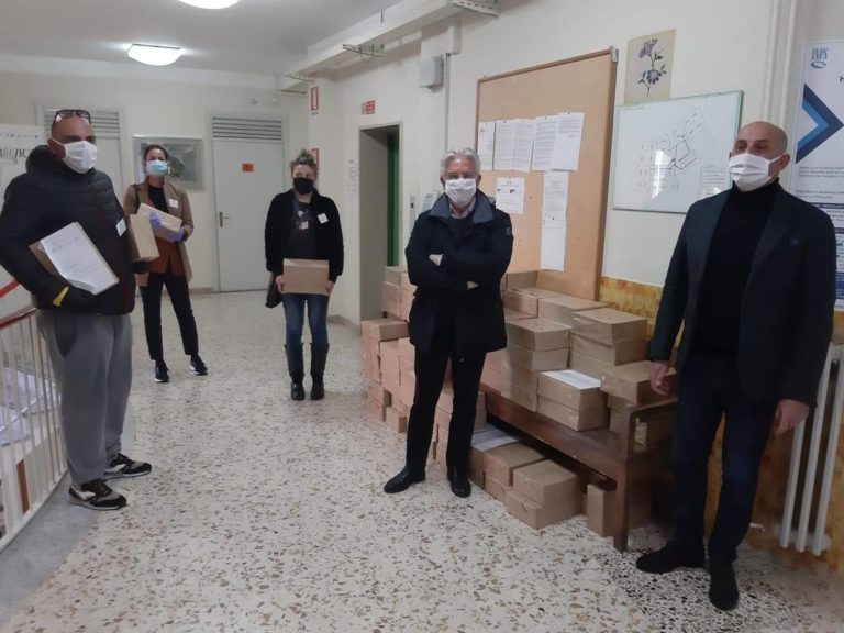 Salerno, Covid-19: più di 400 richieste per i buoni spesa. Continua distribuzione