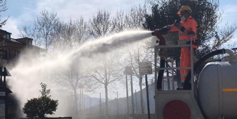 Covid-19, Salerno: continua sanificazione aree farmacie e stabilimenti balneari