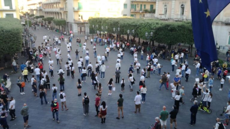 Fiume Sarno, la protesta pacifica in piazza a Nocera Inferiore