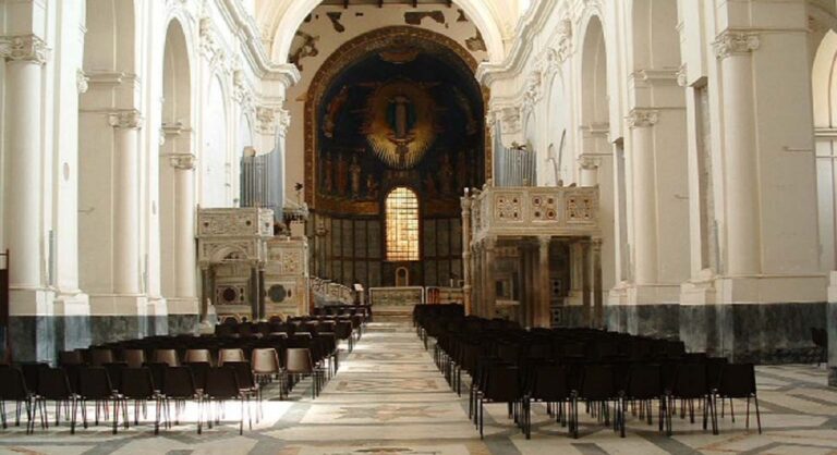 Salerno, donato al Duomo un totem tecnologico “anti-contagio”