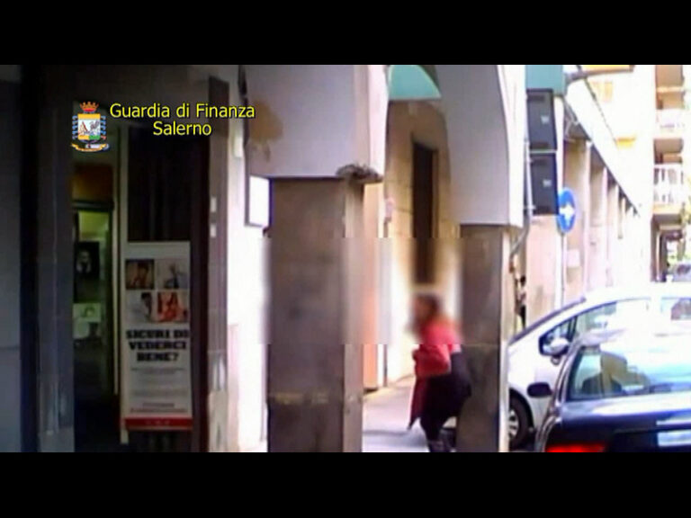 Salerno: smascherata finta cieca, sequestri per 73.000 euro
