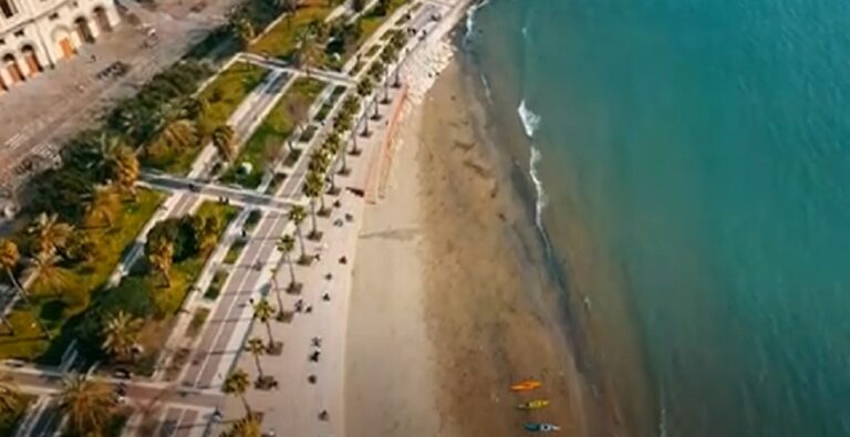 Macchie nere sulla superficie del mare davanti Spiaggia di Santa Teresa