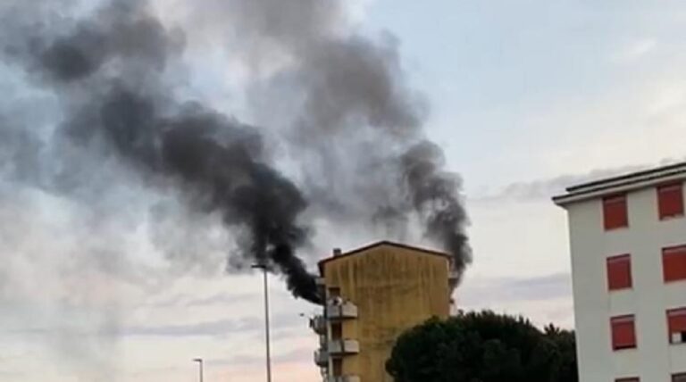 Pontecagnano, incendio all’interno di un palazzo in via Conforti