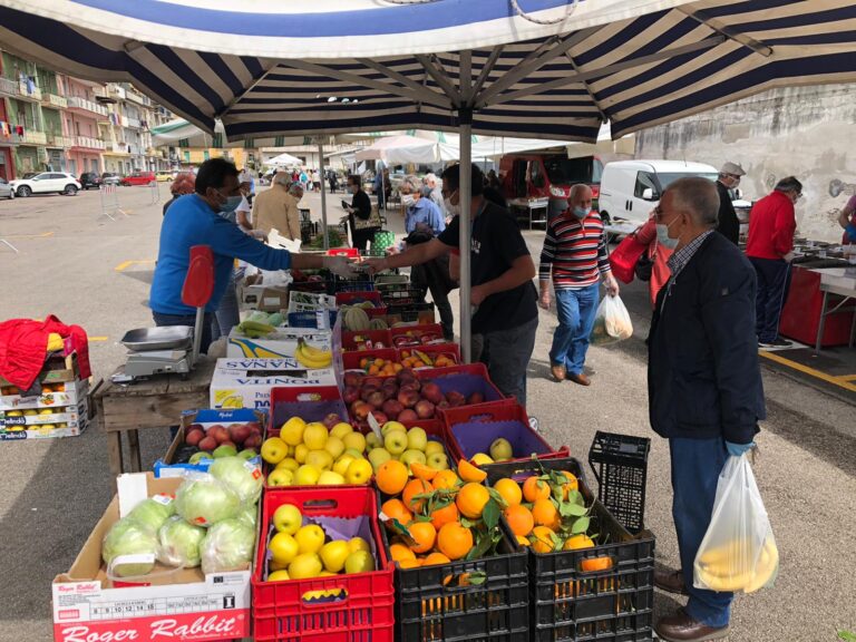 Il mercato di Battipaglia primo a riaprire in Provincia: “Bravi e coraggiosi”