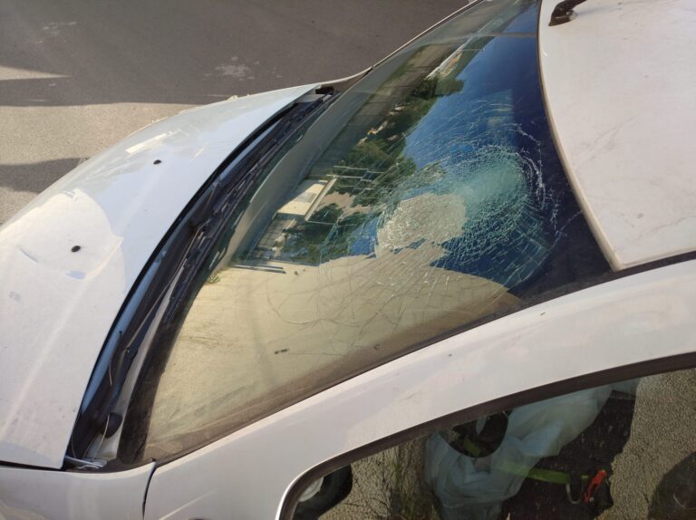 Salerno, si schianta con l’auto contro un muro: trasportato in ospedale in codice rosso