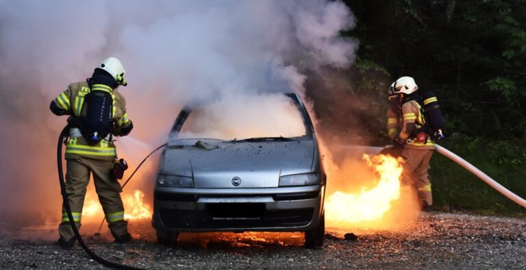 Automobile in fiamme lungo l’autostrada A2 Mediterraneo: conducente miracolato