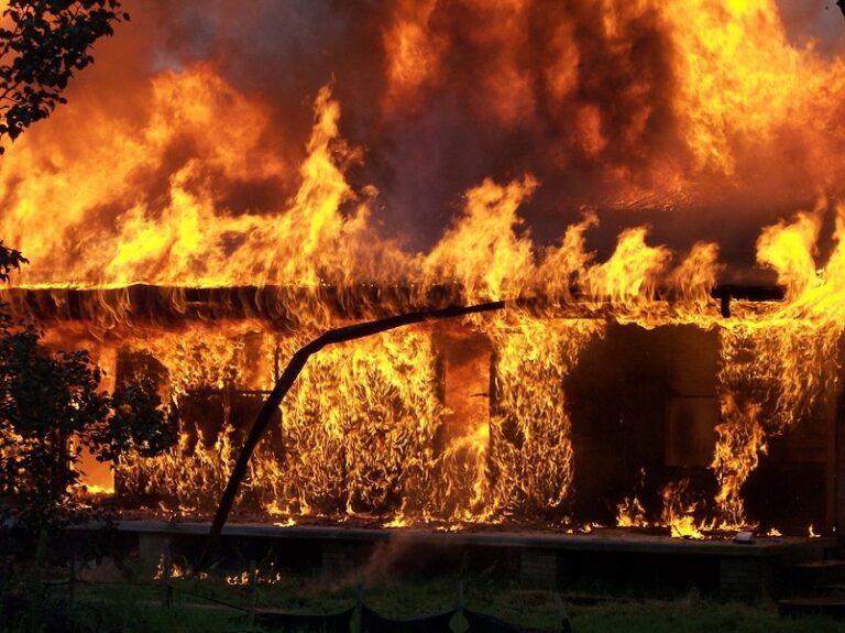 Scafati, grosso incendio nella notte all’interno di un’azienda