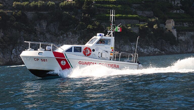 Yacht di lusso in fiamme a largo di Positano