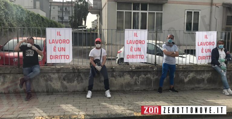 Pontecagnano, sit-in al Municipio: manifestanti rivendicano lavoro