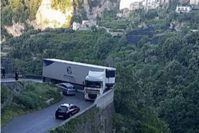 Tir s’incastra nel tornante di Cigliano: caos e disagi a Ravello