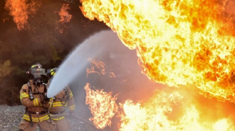 San Valentino Torio, domato incendio in via Cesina