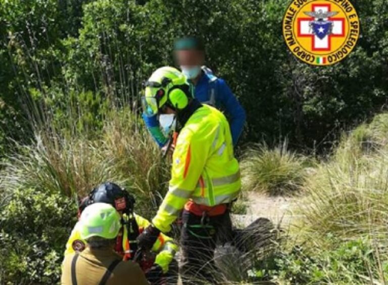 Costiera, intervento del soccorso alpino sul Sentiero degli Dei