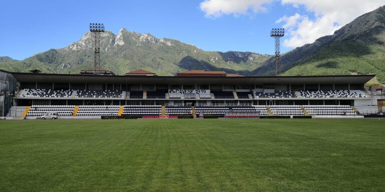 Cava de’ Tirreni, nuovo stadio Simonetta Lamberti: arrivate le due torri faro