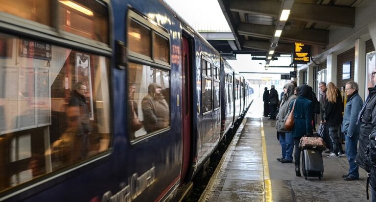 Tratta Salerno-Napoli, assembramenti in treno: disagi fra i pendolari