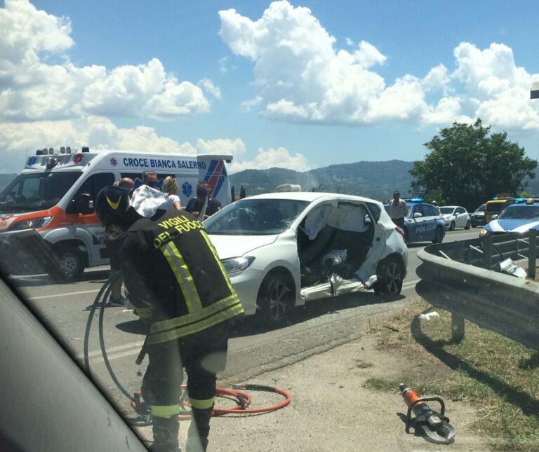 Capaccio-Paestum, incidente lungo la SS18: tre auto coinvolte, due feriti
