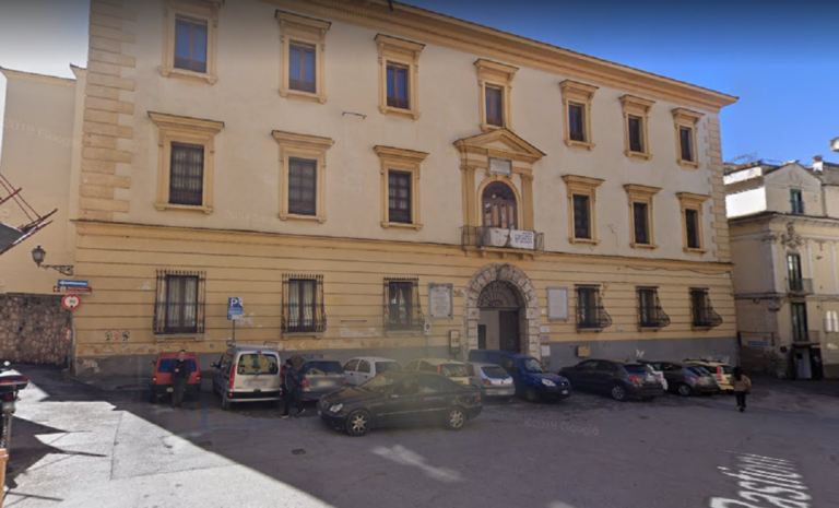 Salerno, sosta selvaggia in Largo Plebiscito: petizione per più controlli e telecamere