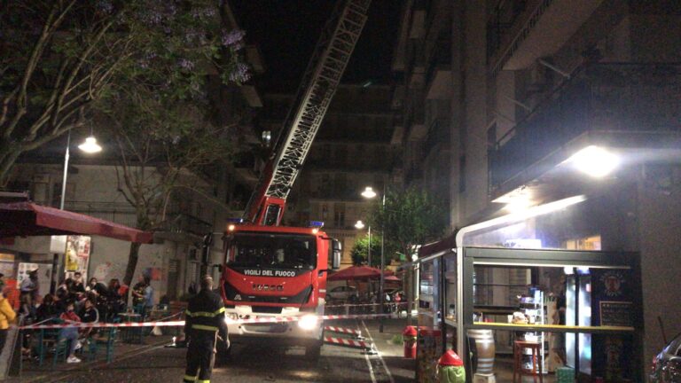 Pontecagnano, cede balcone in piazza Sabbato: Vigili del Fuoco in azione