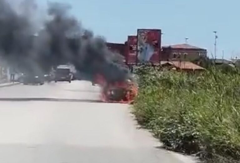 Pontecagnano, auto avvolta dalle fiamme. Vigili del Fuoco in azione