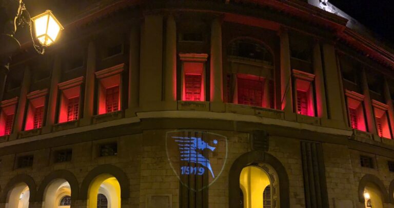 Salernitana, il Comune si illumina di granata per salutare il Centenario
