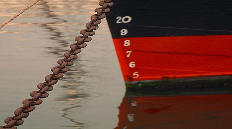 Nave ancorata al largo del Porto di Salerno da mesi