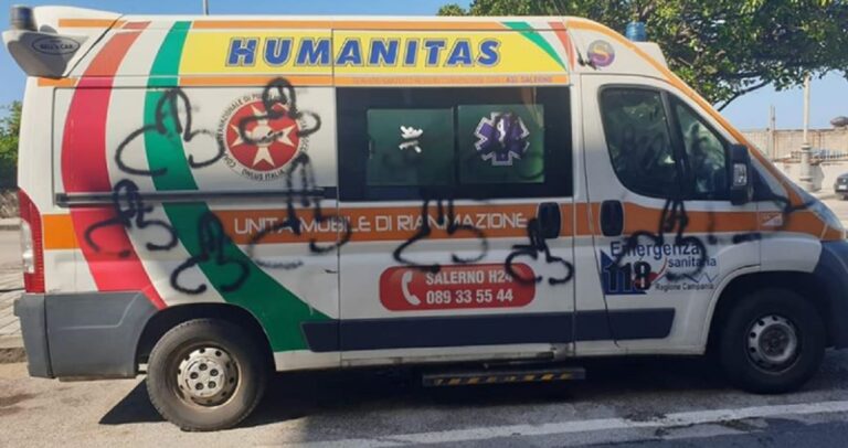 Salerno, atti vandalici contro ambulanza Humanitas
