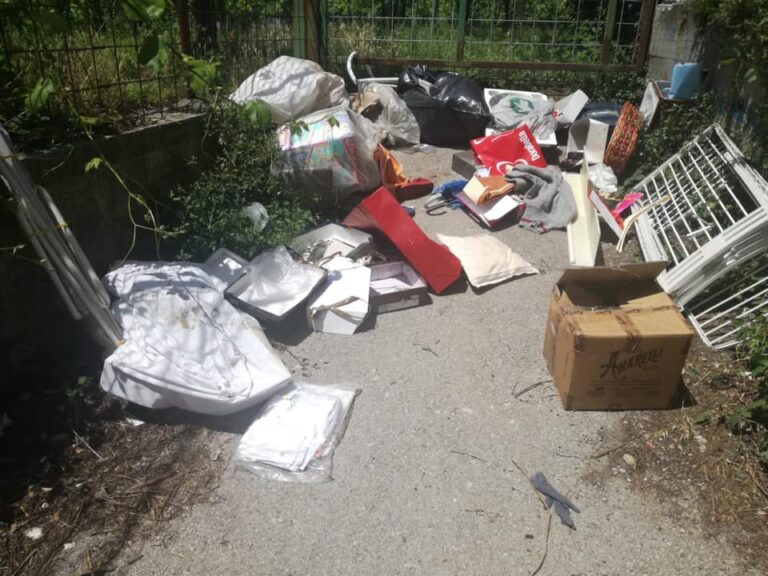 Baronissi, incivile abbandona rifiuti ingombranti in strada