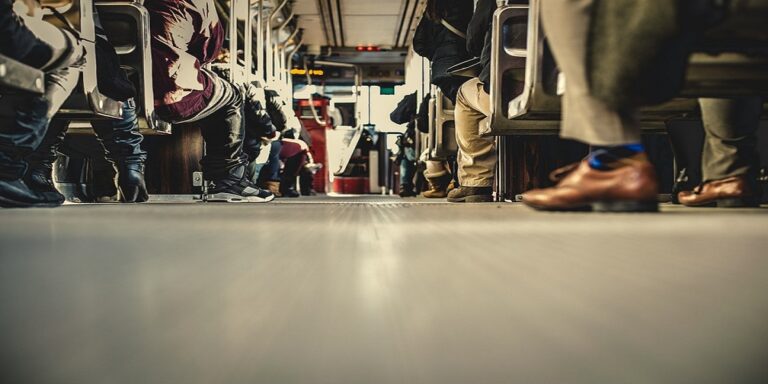 Studenti pendolari nel salernitano: affollamento sui bus