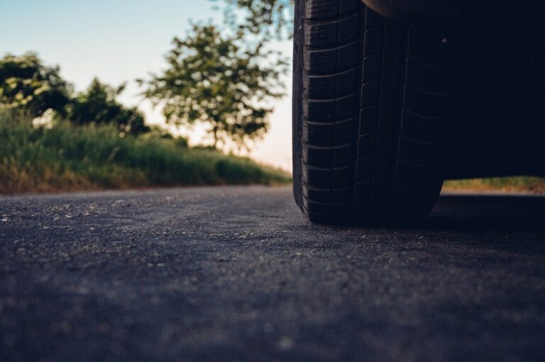 Capaccio Paestum, automobile si ribalta ed esce fuori dal Rettifilo