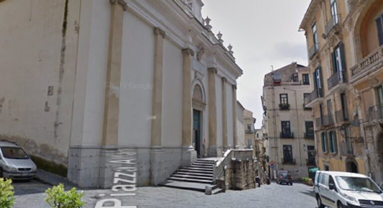Salerno, vandali in un locale in zona Duomo: il titolare intento a vendere