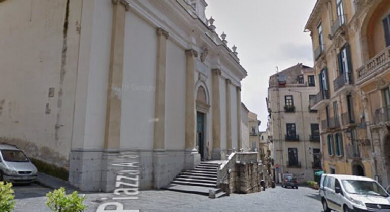 Salerno, gruppo di ragazze urina in  strada