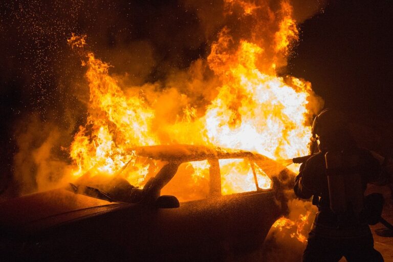 Polizia, Salerno: incendia l’autovettura dell’ex, arrestato stalker